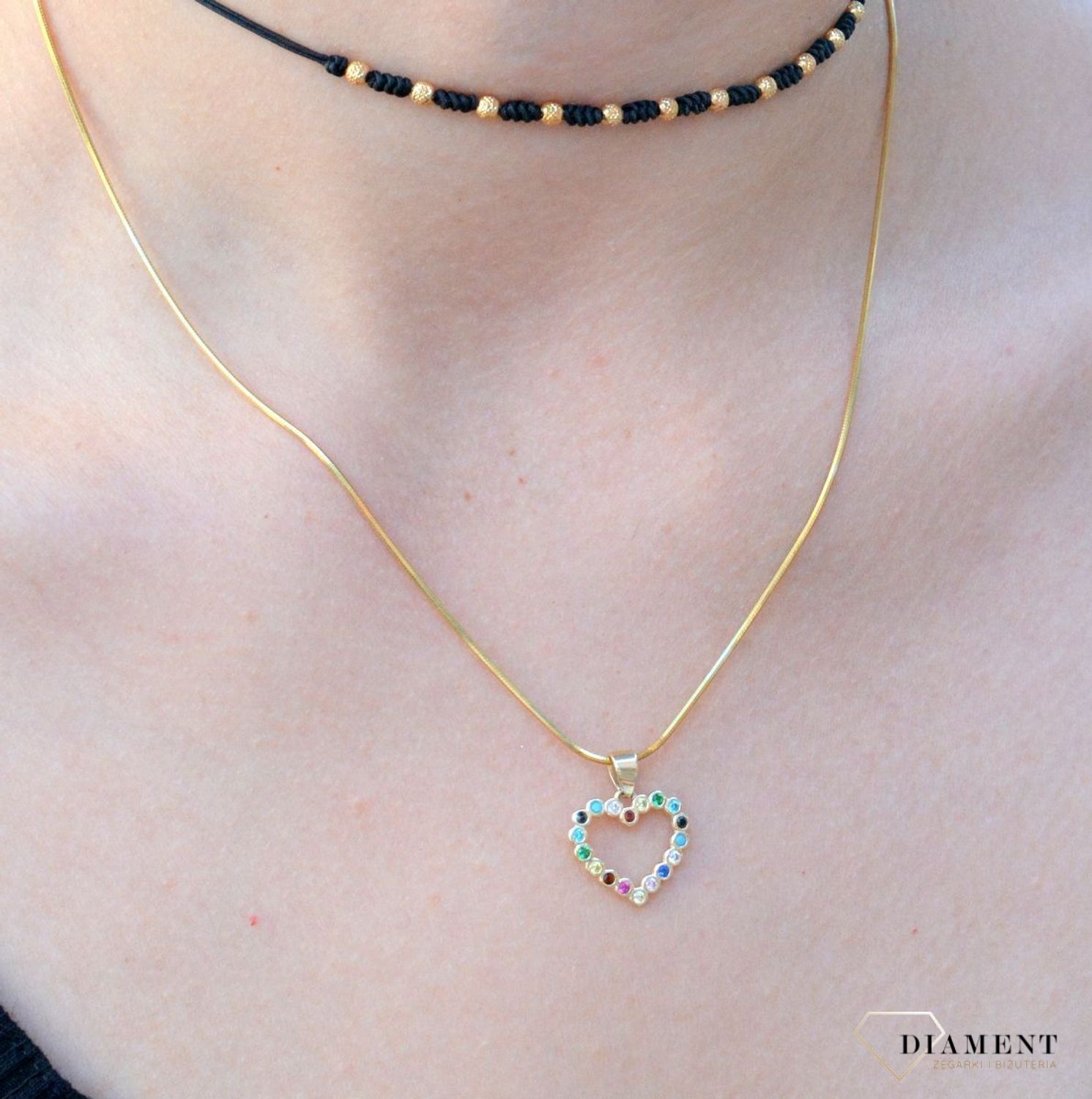 Zawieszka złota damska serce z kolorowymi cyrkoniami  ZA 6713 333 . Zawieszkę wykonano ze złota próby 333 o wadze 1,04 gram. Do zawieszki można dobrać delikatny złoty łańcuszek, który można znaleźć w naszej ofercie.jpg